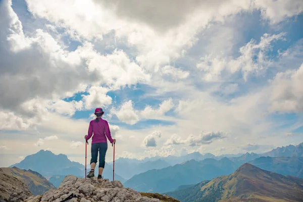 Dolomitler Alp Dağları 'nda yürüyüş. Spor, aktif yaşam tarzı konsepti — Stok fotoğraf