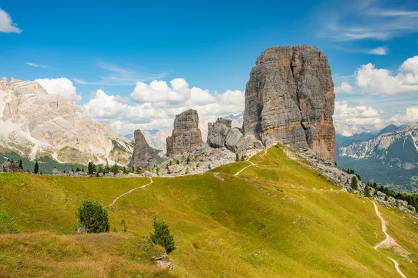 Zomer bergweide panorama. Cinque Torri, Dolomieten Alpen, Italië — Stockfoto