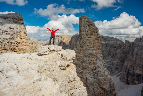 Aktive Wanderer wandern, die Aussicht genießen, die Bergwelt der Dolomiten betrachten — Stockfoto