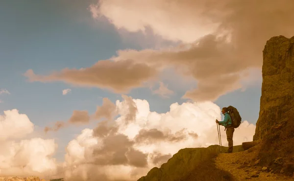 Турист на стежці гори Селла Ронда на півдні Тіролю. — стокове фото