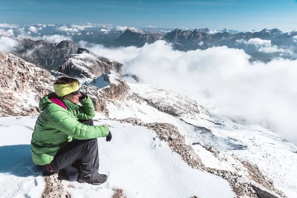 Senderismo mujer descansando en las montañas — Foto de Stock