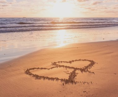 Aşk, deniz kıyısındaki kalp