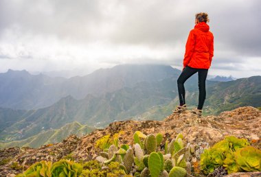 Anaga Dağları 'nda yürüyüş yapan sportif kadın Taganana Tenerife, Kanarya Adası tatil beldesi