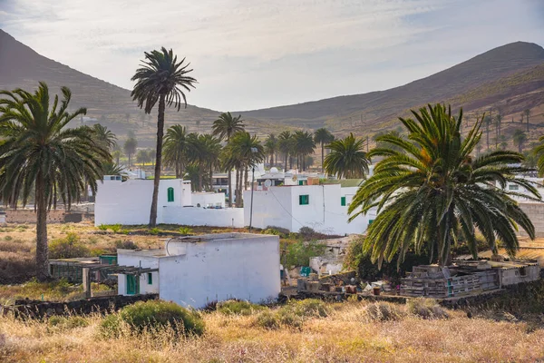 Małe miasteczko La Haria. Lanzarote. Wyspy Kanaryjskie. Hiszpania — Zdjęcie stockowe