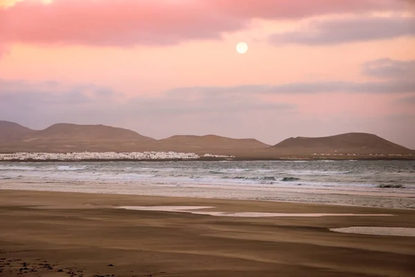 Praia Caleta de Famara Lanzarote Ilhas Canárias Espanha — Fotografia de Stock