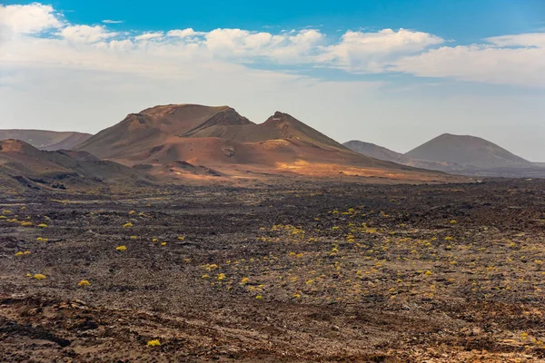 Paisagem vulcânica no Parque Nacional de Timanfaya, Ilha Lanzarote Canária Espanha — Fotografia de Stock