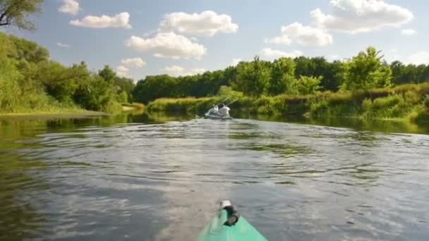 Kano drijft op kalme rivier in de zomer groen bos — Stockvideo