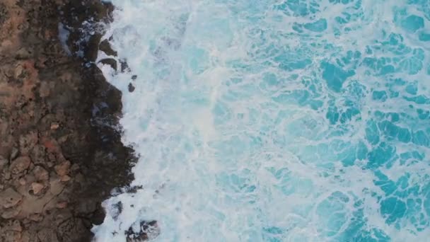 4k Veduta aerea delle onde del mare pausa sulla spiaggia di pietra — Video Stock