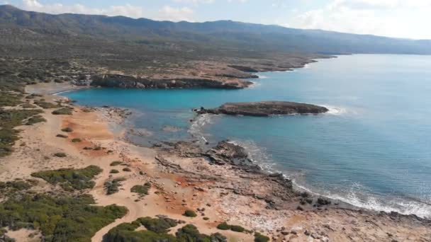 Vista aérea do drone da costa marítima Península de Akamas em Chipre — Vídeo de Stock