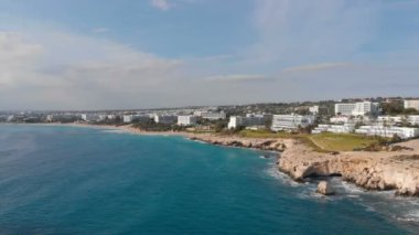 Mediterrian sahil şeridinin hava aracı görüntüsü. Ayia Napa, Kıbrıs