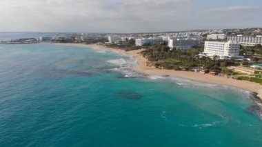 Mediterrian sahil şeridinin hava aracı görüntüsü. Ayia Napa, Kıbrıs