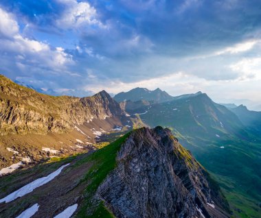 Altın saat boyunca İsviçre 'de nefes kesen yüksek dağlar ve yemyeşil vadiler. Doğa güzelliği, dinamik bulut oluşumları ve canlı renkler. Grindelwald Jungfrau İsviçre.