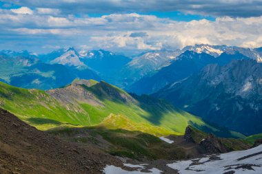 Grindelwald Alp Vadisi manzarası. Jungfrau, İsviçre. Bernese Alpleri 'nin altında. Dağ köyü.