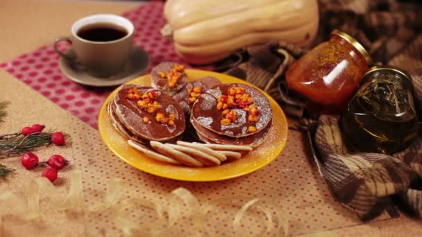 Panqueques de plátano con miel y bayas — Vídeos de Stock