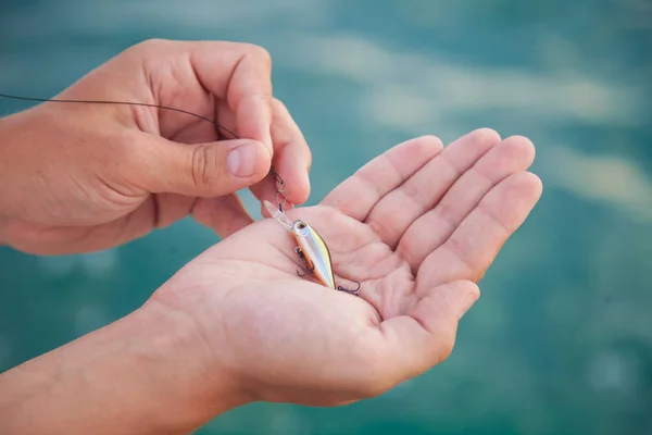 Seefischer Wackelkandidat Tackle Spinning Ultraleicht Die Hände Eines Anglers Nahaufnahme — Stockfoto