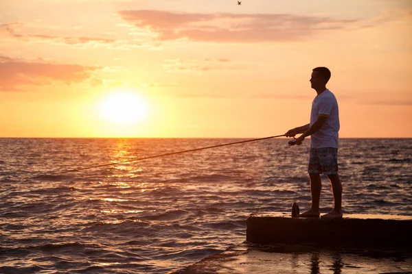 Pesca Mar Girando Atardecer Silueta Del Pescador Lanzando Caña Pescar — Foto de Stock