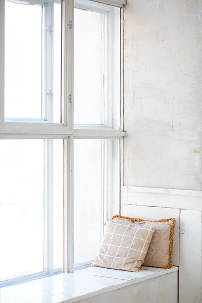 靠近窗台窗户放松的地方 两个枕头 以米色和金色为经典内饰 日光中英语风格的窗口 — 图库照片