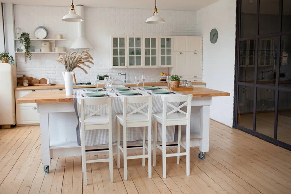 Acogedor Luminoso Diseño Interior Cocina Con Una Gran Ventana Suelo — Foto de Stock