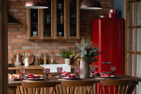 Cocina Una Casa Campo Conjunto Cocina Madera Con Mesa Grande — Foto de Stock