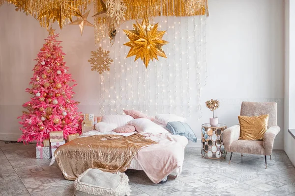 Christmas Morning Interior Pink Christmas Tree Decorated Bed Big Window — Stock Photo, Image