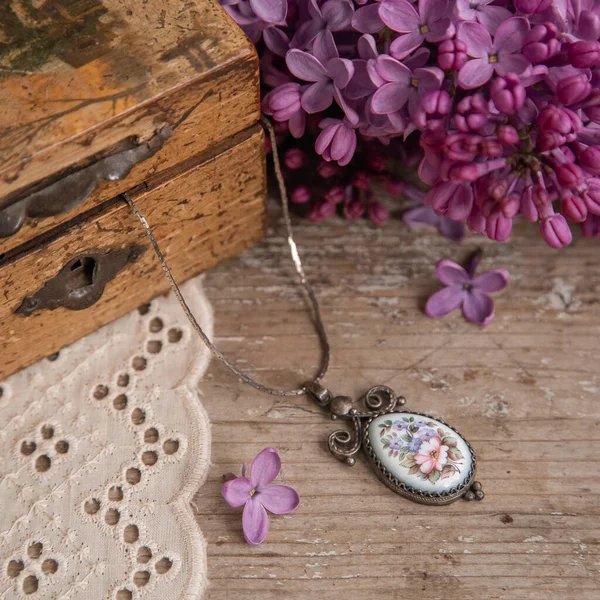 Vintage Oval Schmuck Silberanhänger Befindet Sich Der Nähe Einer Alten — Stockfoto