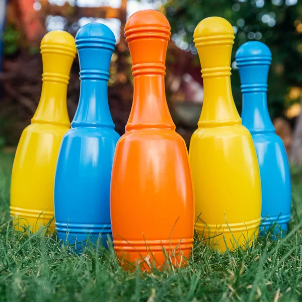 Conjunto Infantil Para Jogar Boliche Grama Verde Bola Pinos Coloridos — Fotografia de Stock