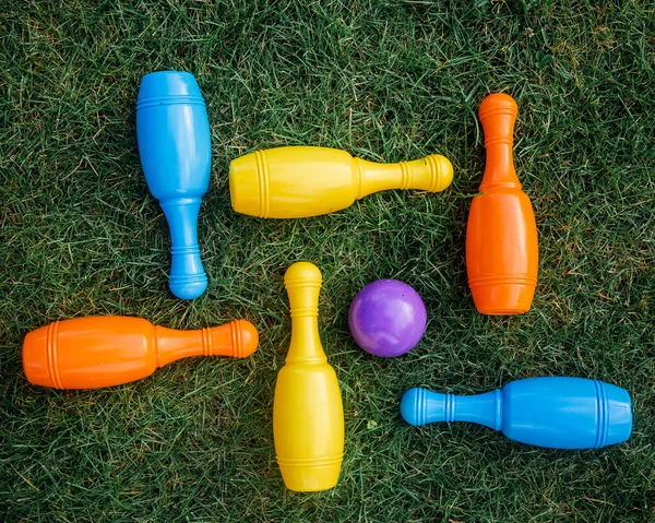 Conjunto Infantil Para Jogar Boliche Grama Verde Bola Pinos Coloridos — Fotografia de Stock