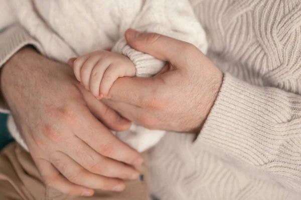 Großaufnahme Eines Babys Das Den Finger Eines Mannes Hält Trägt — Stockfoto