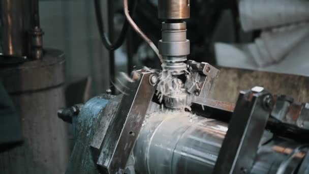 Perforadora automatizada en la fábrica. Movimiento lento . — Vídeos de Stock