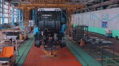 Traktör fabrikasının üretim hattındaki montaj dükkanı.