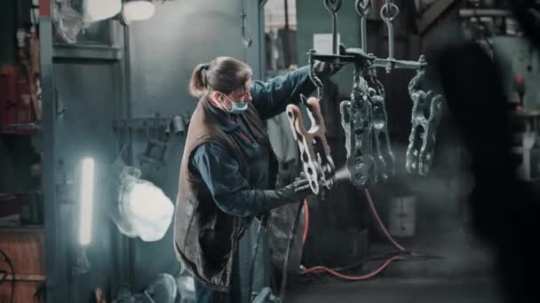 Kvinnan på produktionsanläggningen måla detaljer — Stockvideo