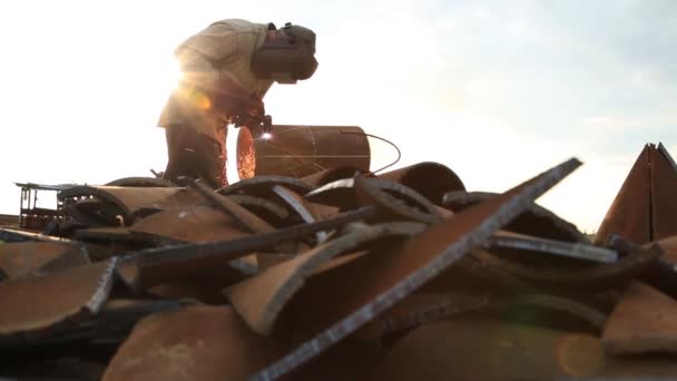 Ein Mann arbeitet auf einer Baustelle mit einer Lasermaschine zum Schneiden von Metall. — Stockvideo