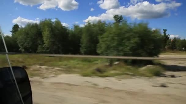 Vista através do espelho retrovisor. Tiroteio em movimento. Fotografias dinâmicas . — Vídeo de Stock