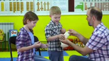 Babam çocuklarına ev yapımı örgü maskeler veriyor.