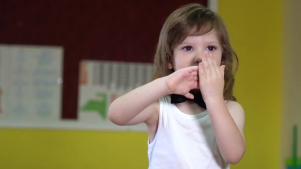 Pieni poika tanssii tekee liikkeitä — kuvapankkivideo