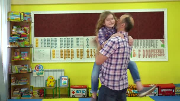 Seorang gadis kecil bahagia resorts untuk ayahnya. — Stok Video