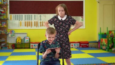 Çocuk evde akıllı telefondan cep telefonu oyunu oynuyor.