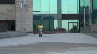 Anne ve oğlu birlikte scooter kullanıyor. Anne ve oğlu yazın eğleniyor. Scooter 'da aile değerleri birlikte zaman geçirirken aile mobilete biner..