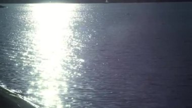 Gölde gün batımı. Suda kıvılcımlar oluştu. Çok güzel su manzarası.