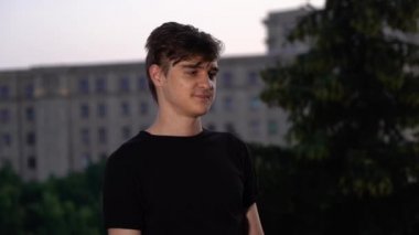 Adam siyah bir tişört giyiyor, yakın çekim, yavaş çekim.