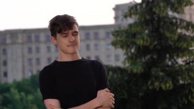 Siyah tişörtlü adam acılı bir ego gösteriyor.