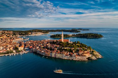 Gün batımında - deniz yukarıda profesyonel bir dron tarafından alınan Hdr havadan görünümü güzel Rovinj. Eski kasaba Rovinj, Istria, Hırvatistan