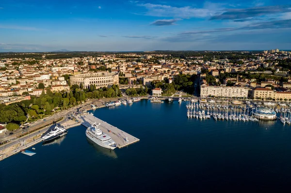Kota Pula Pemandangan Udara Dari Atas Laut Oleh Drone Profesional — Stok Foto