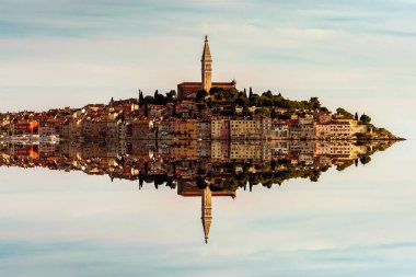 Eski kasaba Rovinj, Istria, Hırvatistan deniz suyu yansıtma soyut skiline. Rovinj şehir aynaya