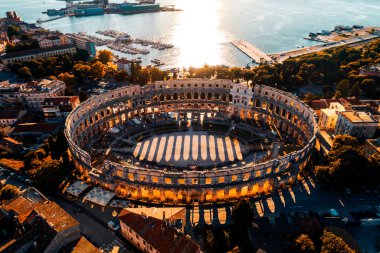 Gün batımında - profesyonel bir dron tarafından alınan hava görünümünü Pula Arena. Roman Amphitheater Pula, Istria, Hırvatistan