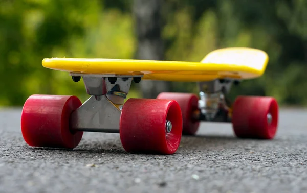 Żółty Skateboard Koła Czerwono Asfalcie — Zdjęcie stockowe