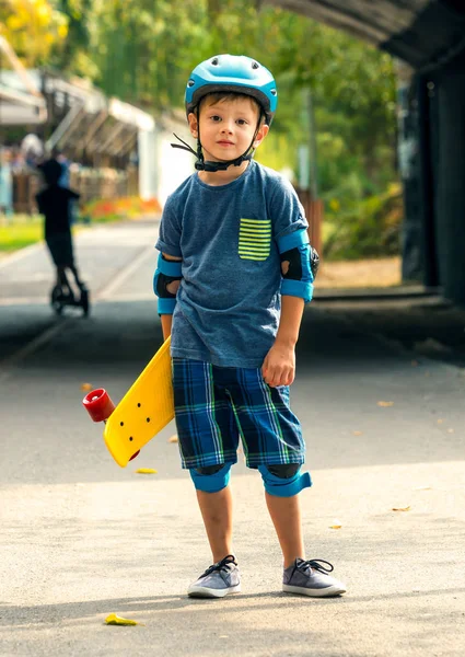 Привлекательный Маленький Мальчик Скейтбордом Руке — стоковое фото