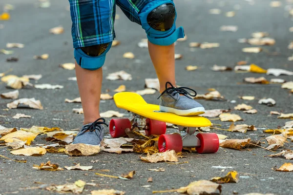 Нога Скейтборде Маленький Мальчик Готовится Поездке Окружении Опавших Листьев — стоковое фото