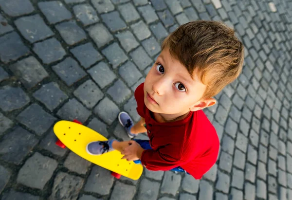 Petit Garçon Sur Skateboard Regarde Avec Grands Yeux Caméra — Photo
