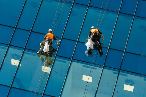 Window Washers Cleaning Glass Facade Skyscraper — Stock Photo, Image